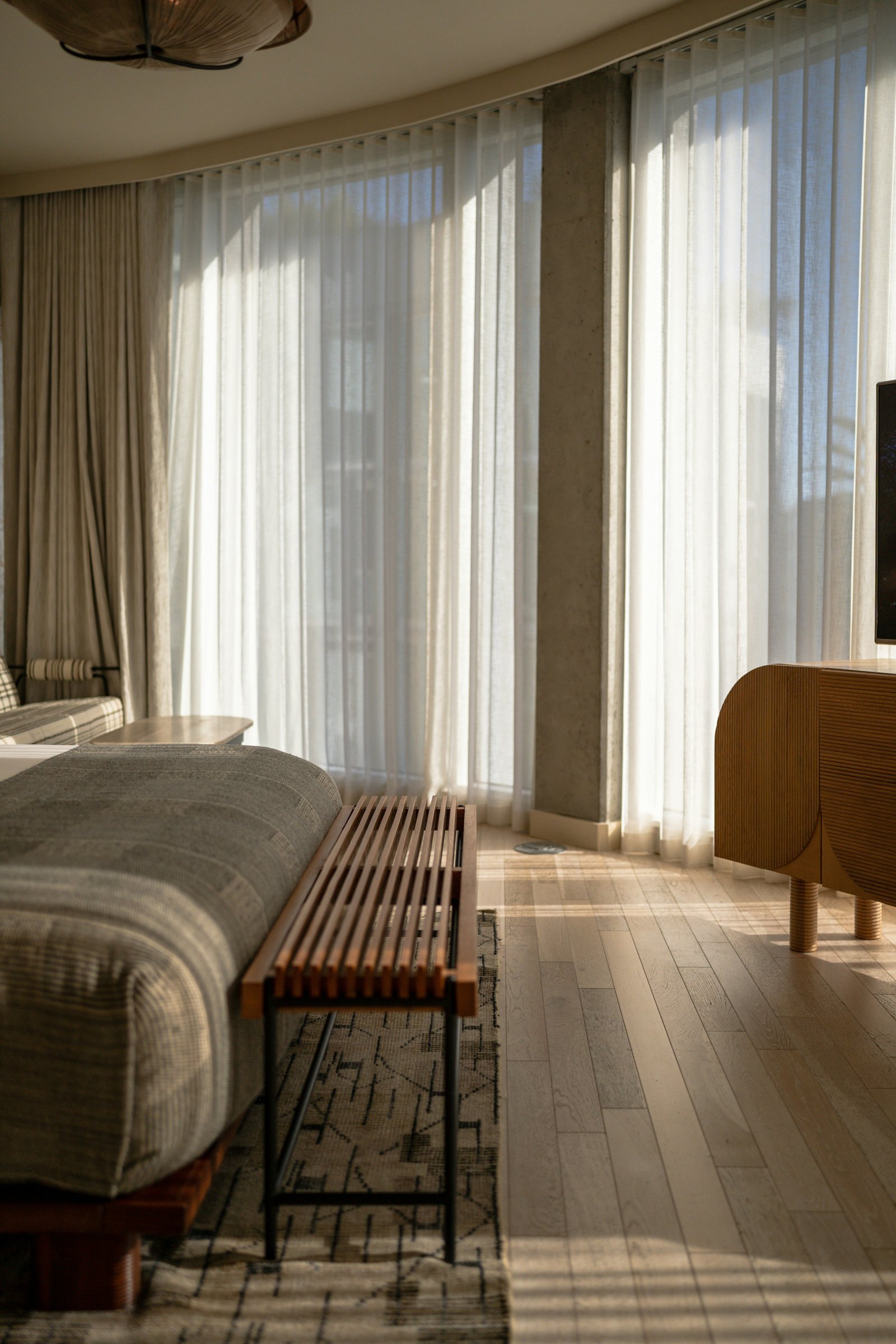 Tende Wave bianche filtranti installate in una camera da letto moderna